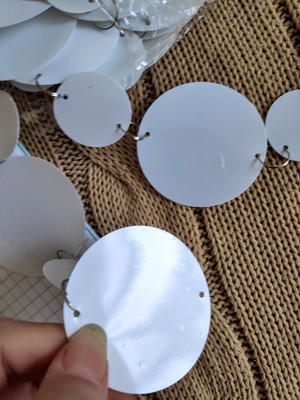 Гирлянда из фольги - Круги белые 3-5 см (фото, Гирлянда из белых бусин кругов ПВХ диаметр 30мм 50мм)