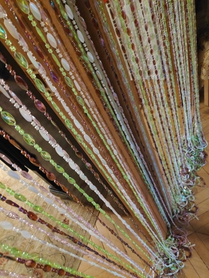 Штора из бусин Овал перламутровый, коричнево-салатового-бело-розового цвета (фото, Пластиковую занавеску Овал перламутровый купить для декора)