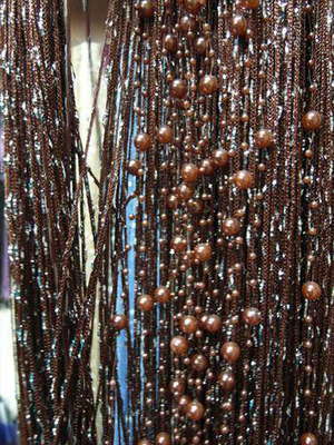 Кисея коричневая с жемчужными бусами (фото)
