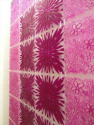 Панно на стену из декоративных панелей розового цвета