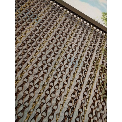 Металлические шторы из цепей бронзового золотого цвета (фото)