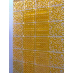 Перегородка из декоративных панелей желтого цвета